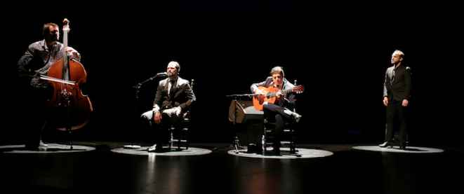 Chacun dans sa bulle, à la contre-basse Pablo Martin Caminero, au cante David Carpio, à la guitare Manuel Valencia et à la danse Manuel Liñan © Jean-Louis Duzert Chacun dans sa bulle, à la contre-basse Pablo Martin Caminero, au cante David Carpio, à la guitare Manuel Valencia et à la danse Manuel Liñan © Jean-Louis Duzert