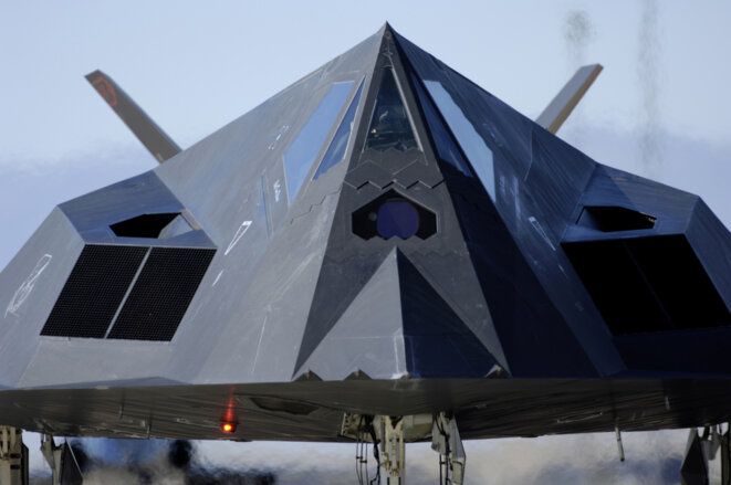Le très furtif F117 Le très furtif F117