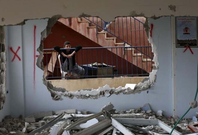 Un adolescent palestinien observe sa maison détruite par les forces de sécurité israéliennes, à Jabel Mukaber, un quartier à majorité arabe de Jérusalem-Est. © Reuters Un adolescent palestinien observe sa maison détruite par les forces de sécurité israéliennes, à Jabel Mukaber, un quartier à majorité arabe de Jérusalem-Est. © Reuters