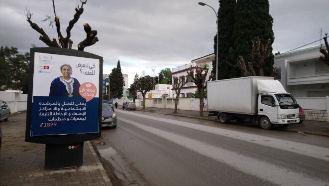 À Tunis, une affiche clame : « Tu es victime de violences ? Que dois-tu faire ? Tu peux appeler ce numéro, ou te diriger vers des associations. » © L. B. À Tunis, une affiche clame : « Tu es victime de violences ? Que dois-tu faire ? Tu peux appeler ce numéro, ou te diriger vers des associations. » © L. B.