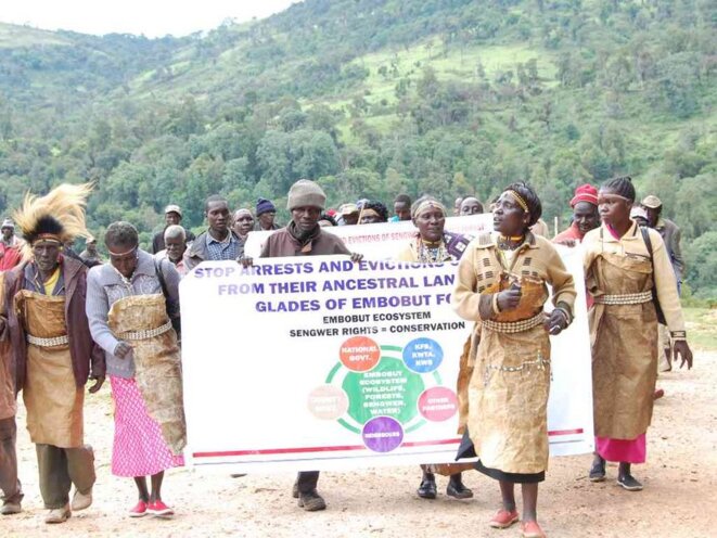 Membres du peuple Sengwer manifestant dans la forêt d’Embobut, 26 avril 2016 © Stanley Magut Membres du peuple Sengwer manifestant dans la forêt d’Embobut, 26 avril 2016 © Stanley Magut