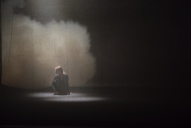 Scène de "Je suis la bête" © Clémence Delille Scène de "Je suis la bête" © Clémence Delille