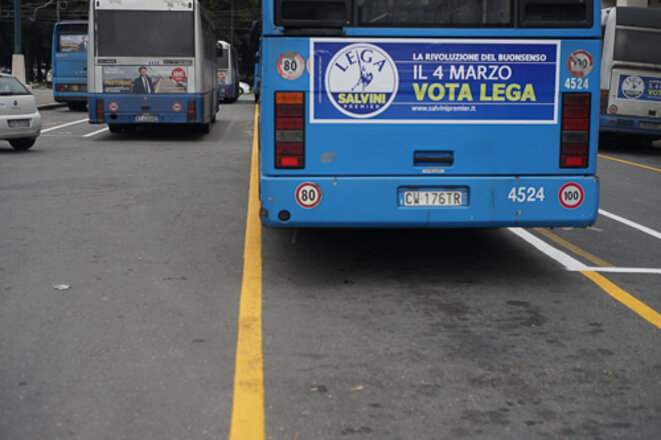 Quelques bannières électorales sont visibles sur les autobus (ici la Ligue du Nord et au dernier plan, Liberi e Uguali) © AP Quelques bannières électorales sont visibles sur les autobus (ici la Ligue du Nord et au dernier plan, Liberi e Uguali) © AP