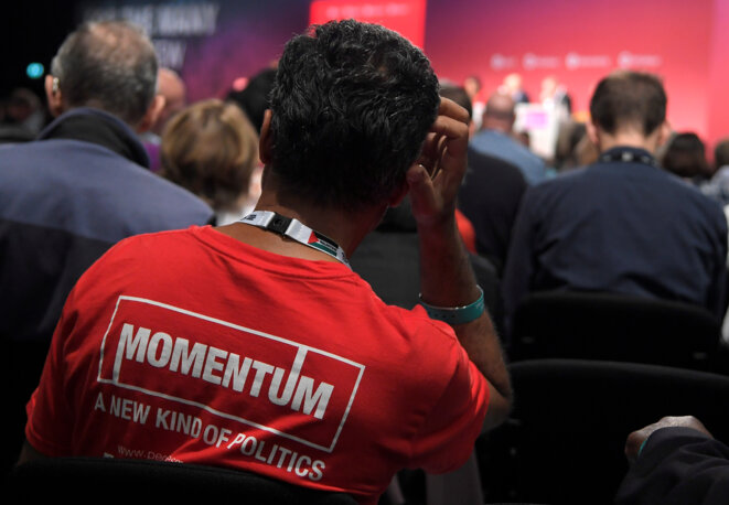 Un militant de Momentum, au congrès annuel du Labour, à Brighton, le 26 septembre 2017. © Reuters / Toby Melville. Un militant de Momentum, au congrès annuel du Labour, à Brighton, le 26 septembre 2017. © Reuters / Toby Melville.