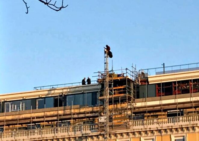 un-homme-sest-retranche-en-haut-dun-echafaudage-mardi-matin-a-nice-photo-reporter-mobile-lea-laurent