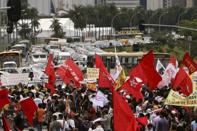 Décembre 2009 à Brasília. Des étudiants manifestent contre le gouverneur Roberto Arruda, filmé avec des valises de billets. © Reuters Décembre 2009 à Brasília. Des étudiants manifestent contre le gouverneur Roberto Arruda, filmé avec des valises de billets. © Reuters