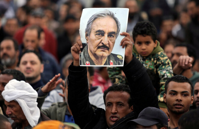 Des partisans du général Khalifa Haftar l'appellent à prendre la relève du pouvoir, le 17 décembre 2017, à l'expiration de l'accord de Skhirat, parrainé par l'ONU. © Reuters