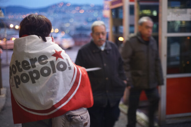 Distribution de tracts d'une militante de Potere al Popolo!, à Gênes en février 2018. © Amélie Poinssot. Distribution de tracts d'une militante de Potere al Popolo!, à Gênes en février 2018. © Amélie Poinssot.