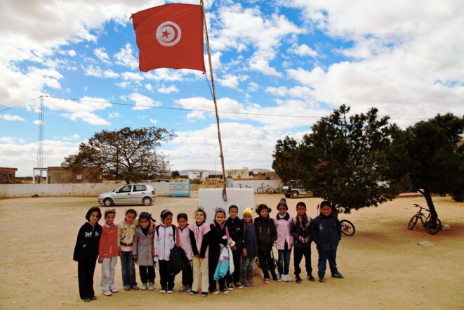 Devant une école primaire en Tunisie Devant une école primaire en Tunisie