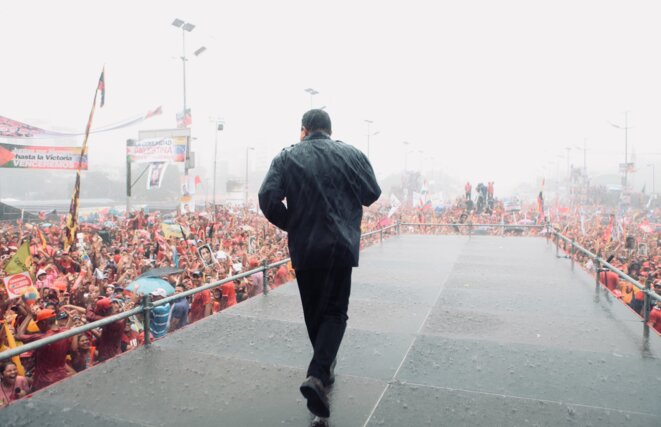 Hugo Chavez en meeting de fin de campagne présidentielle sous une pluie battante, 4 octobre 2012