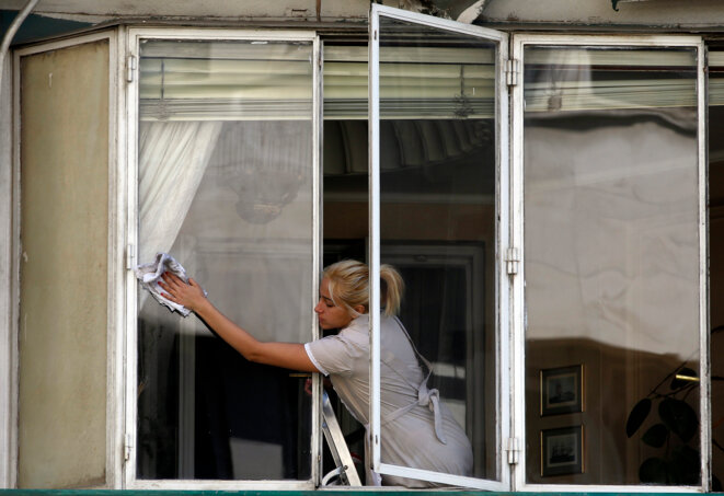 Une femme de ménage à Madrid en mai 2011. © Paul Hanna / Reuters