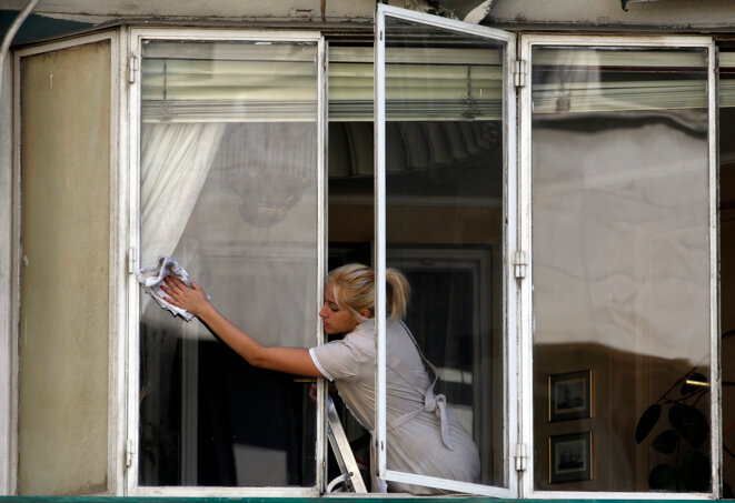 Une femme de ménage à Madrid en mai 2011. © Paul Hanna / Reuters Une femme de ménage à Madrid en mai 2011. © Paul Hanna / Reuters