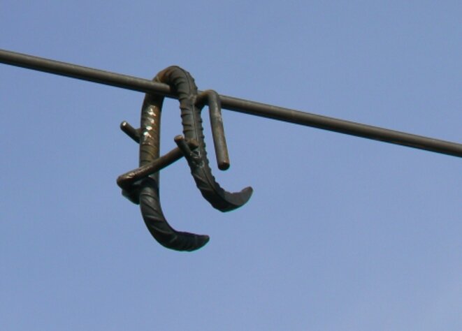 L'arme du crime : un crochet en fer à béton. © DR L'arme du crime : un crochet en fer à béton. © DR