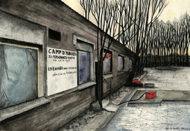 Le
camp, créé en 2010, est isolé derrière des locaux techniques
de la mairie d’Angres. Il compte de 70 à 150 personnes,
selon les périodes. © Elisa Perrigueur Le camp, créé en 2010, est isolé derrière des locaux
techniques de la mairie d’Angres. Il compte de 70 à 150
personnes, selon les périodes. © Elisa Perrigueur