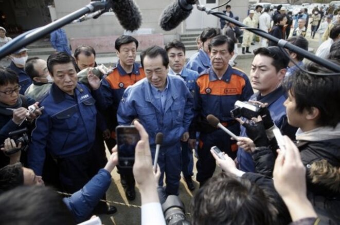 Naoto Kan, pendant sa visite à Rikuzentakata, frappée par le séisme et le tsunami, le 2 avril 2011 (Reuters/Damir Sagolj).