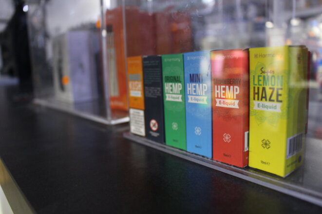 Des E-Liquides à base de Cbd, aux noms inspirés de différentes spécialités de weed, se développent. Un marché qui diabolise la molécule naturelle. © Axelle BICHON (Bn) Des E-Liquides à base de Cbd, aux noms inspirés de différentes spécialités de weed, se développent. Un marché qui diabolise la molécule naturelle. © Axelle BICHON (Bn)