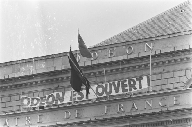 Mai 68, sur l’Odéon occupé, le drapeau noir côtoie le drapeau rouge © DR Mai 68, sur l’Odéon occupé, le drapeau noir côtoie le drapeau rouge © DR