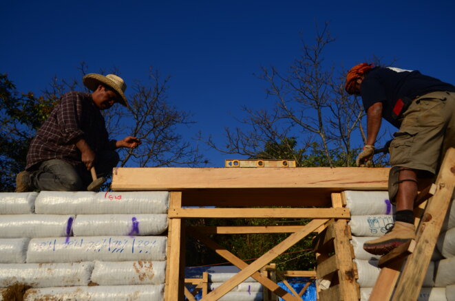 L’architecte et bioconstructeur Cato Arce croit en la capacité des communautés sinistrées à se reconstruire en récupérant et en transformant des matériaux locaux. Avec le soutien de l’association Dialogos y Reencuentros, et avec le concours d’une main d’oeuvre exclusivement locale, il compte terminer avant la fin de l’année 2017 la nouvelle maison d’Ezequiel, un habitant de Tetela del Volcan sinistré par le séisme du 19 septembre au Mexique. © Clément Detry L’architecte et bioconstructeur Cato Arce croit en la capacité des communautés sinistrées à se reconstruire en récupérant et en transformant des matériaux locaux. Avec le soutien de l’association Dialogos y Reencuentros, et avec le concours d’une main d’oeuvre exclusivement locale, il compte terminer avant la fin de l’année 2017 la nouvelle maison d’Ezequiel, un habitant de Tetela del Volcan sinistré par le séisme du 19 septembre au Mexique. © Clément Detry