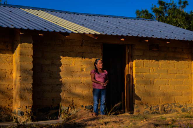 Valentina, peu après l'ouragan Ingrid, s'est construit avec l'aide de Cooperacion Comunitaria une nouvelle maison en adobe. Celle-ci n'a subi aucun dégât lors du séisme du 19 septembre, à une distance de 138 kilomètres de l'épicentre. © Clément Detry Valentina, peu après l'ouragan Ingrid, s'est construit avec l'aide de Cooperacion Comunitaria une nouvelle maison en adobe. Celle-ci n'a subi aucun dégât lors du séisme du 19 septembre, à une distance de 138 kilomètres de l'épicentre. © Clément Detry