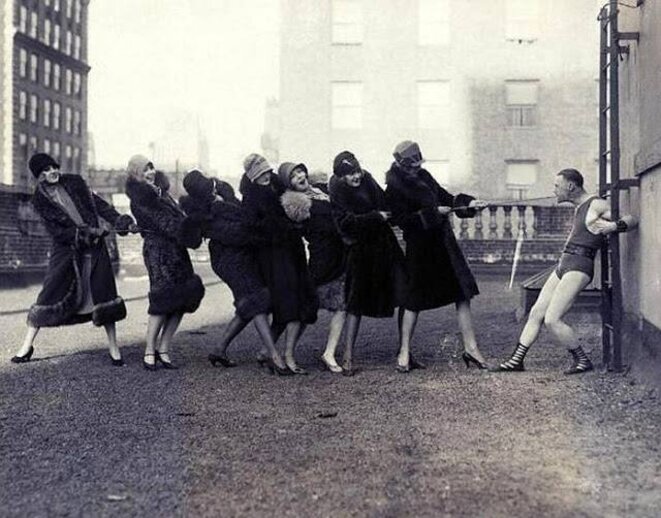 femmes-tirant-corde