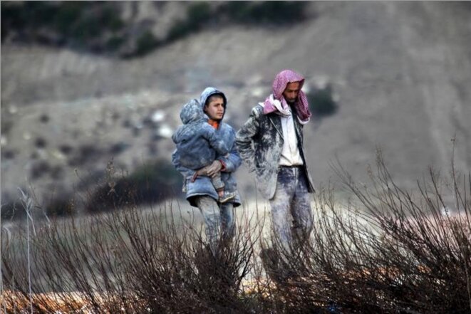 Des réfugiés syriens qui attendent de passer en Turquie, près de la frontière, le 7 février 2016. © Reuters