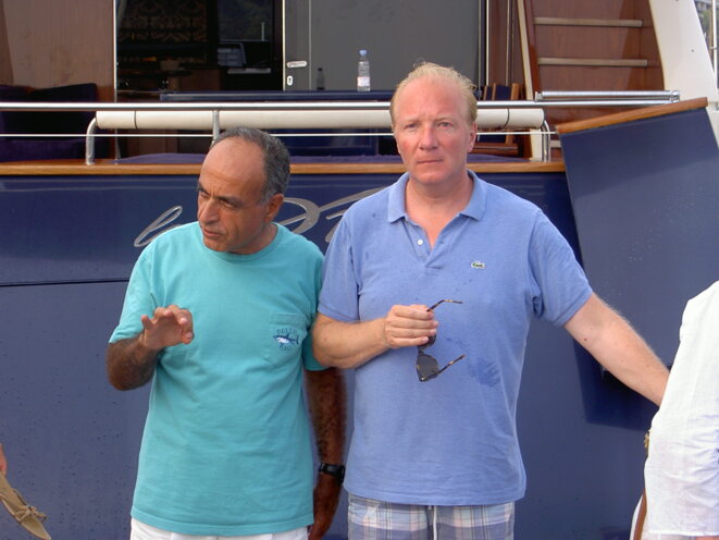 Ziad Takieddine et Brice Hortefeux, en 2003, devant le yacht de l'intermédiaire. © DR/Mediapart