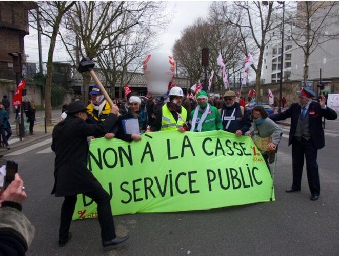 L'association Attac, mobilisée dans le cortège de la fonction publique, met en scène l'unité des revendications entre fonctionnaires. © MG L'association Attac, mobilisée dans le cortège de la fonction publique, met en scène l'unité des revendications entre fonctionnaires. © MG