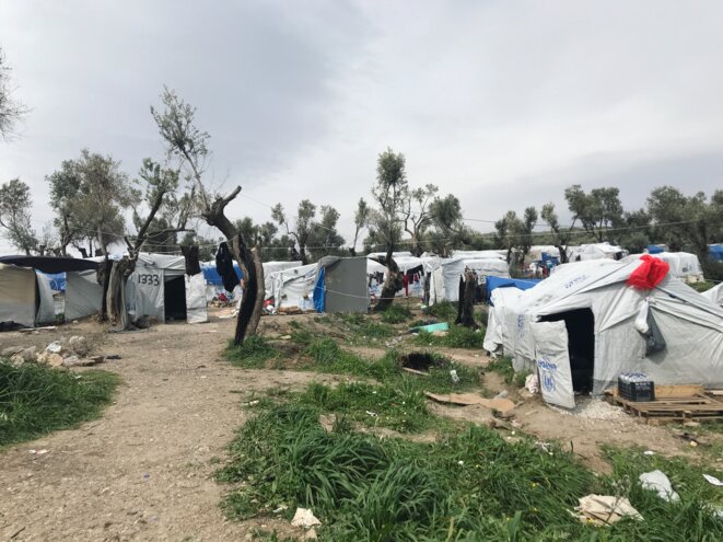 Plus de 500 réfugiés dorment sur cette ferme, Olive Grove, juste à côté le camp Moria. © Mortaza Behboudi Plus de 500 réfugiés dorment sur cette ferme, Olive Grove, juste à côté le camp Moria. © Mortaza Behboudi