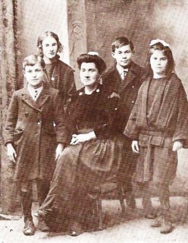 Marie-Jeanne Seznec et ses 4 enfants. Marie-Jeanne Seznec et ses 4 enfants.