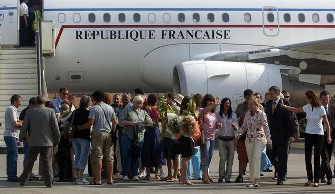 Cecilia Sarkozy (a la derecha) y las "enfermeras búlgaras" a su llegada al aeropuerto de Sofía (Bulgaria), 24 de julio de 2007. © Reuters Cecilia Sarkozy (a la derecha) y las "enfermeras búlgaras" a su llegada al aeropuerto de Sofía (Bulgaria), 24 de julio de 2007. © Reuters
