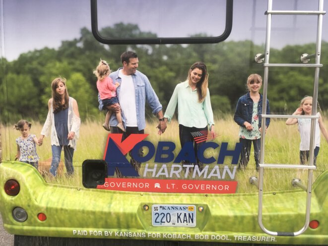 Sur son bus de campagne, Kris Kobach met en scène sa famille au milieu des champs © Mathieu Magnaudeix Sur son bus de campagne, Kris Kobach met en scène sa famille au milieu des champs © Mathieu Magnaudeix