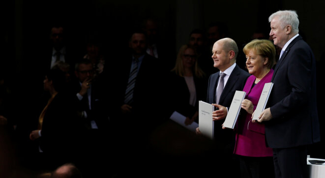 Les représentants des trois formations lors de la signature du contrat de coalition, le 12 mars 2018 : Olaf Scholz (SPD), Angela Merkel (CDU), Horst Seehofer (CSU) © Reuters Les représentants des trois formations lors de la signature du contrat de coalition, le 12 mars 2018 : Olaf Scholz (SPD), Angela Merkel (CDU), Horst Seehofer (CSU) © Reuters