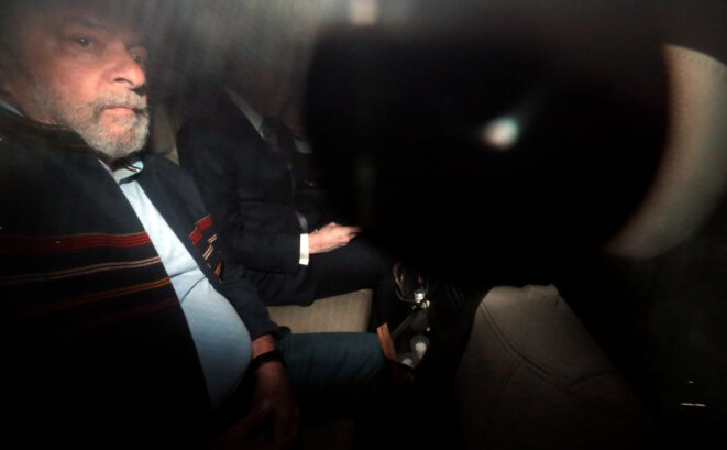 Luiz Inacio Lula da Silva dans sa voiture, à Sao Paulo, le 5 avril 2018. © Reuters / Paulo Whitaker Luiz Inacio Lula da Silva dans sa voiture, à Sao Paulo, le 5 avril 2018. © Reuters / Paulo Whitaker