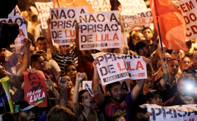 "Pas de prison pour Lula" : des manifestants à Sao Bernardo do Campo, le 5 avril 2018 © Reuters / Paulo Whitaker "Pas de prison pour Lula" : des manifestants à Sao Bernardo do Campo, le 5 avril 2018 © Reuters / Paulo Whitaker