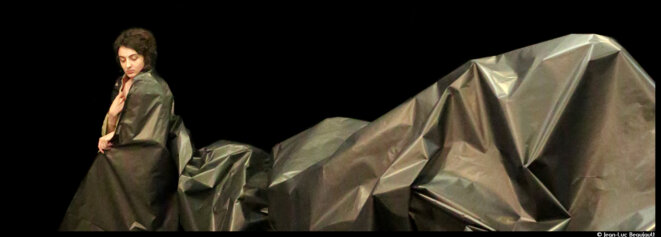 Les os noirs, la valse macabre de Phia Ménard