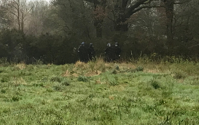 Des gardes mobiles sur la ZAD, lundi 9 avril. © CG Des gardes mobiles sur la ZAD, lundi 9 avril. © CG