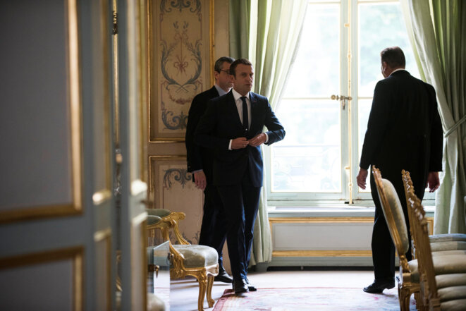 Emmanuel Macron, suivi du secrétaire général de l’Élysée, Alexis Kohler. © Reuters