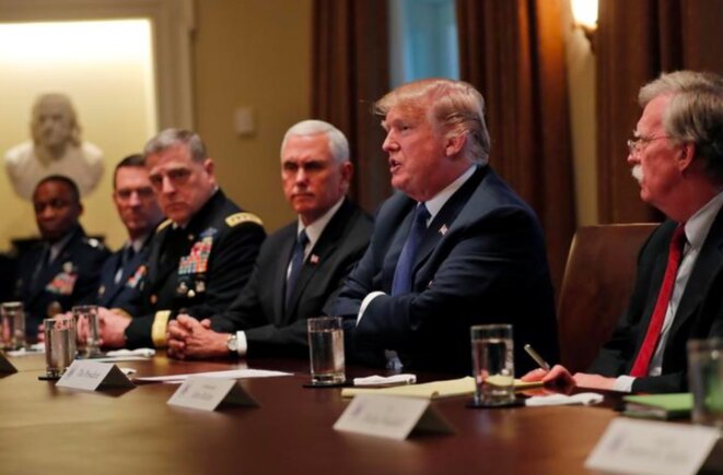 Donald Trump entouré de Mike Pence, de John Bolton et de l'état-major militaire. © Reuters Donald Trump entouré de Mike Pence, de John Bolton et de l'état-major militaire. © Reuters