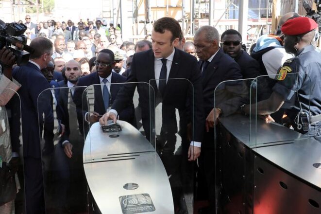 Emmanuel Macron et le président du Sénégal, Macky Sall, en visite à la gare TER de Dakar, le 2 février 2018. © Reuters Emmanuel Macron et le président du Sénégal, Macky Sall, en visite à la gare TER de Dakar, le 2 février 2018. © Reuters
