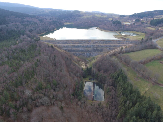 Site AREVA des Bois Noirs : vue depuis la vallée de la Besbre : station de traitement des eaux et de la digue du grand bassin (1,3 millions de tonnes de résidus radioactifs au fond du grand bassin) © CRIIRAD et Collectif des Bois Noirs Site AREVA des Bois Noirs : vue depuis la vallée de la Besbre : station de traitement des eaux et de la digue du grand bassin (1,3 millions de tonnes de résidus radioactifs au fond du grand bassin) © CRIIRAD et Collectif des Bois Noirs