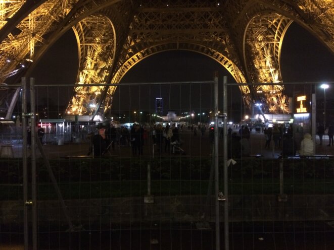 Sous la tour Eiffel Sous la tour Eiffel