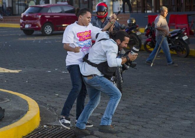 Agression contre un photographe de l'agence AP © Jorge Torres Agression contre un photographe de l'agence AP © Jorge Torres