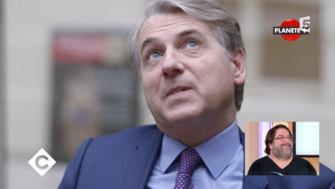 Yves de Kerdrel (sous le regard amusé de Michel Pouzol, invité de "C à vous", sur France 5) Yves de Kerdrel (sous le regard amusé de Michel Pouzol, invité de "C à vous", sur France 5)