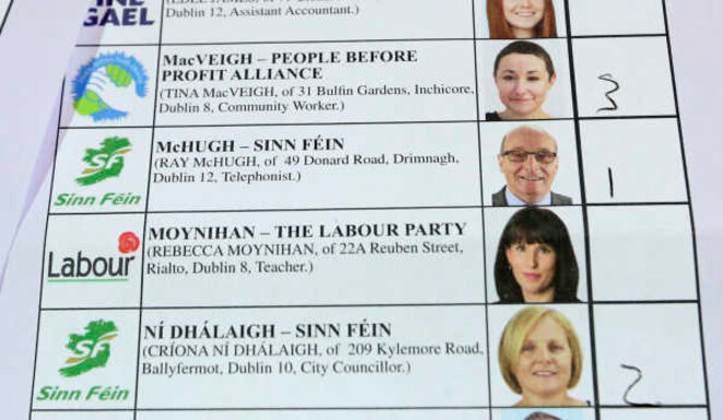Un bulletin de vote pour l'élection législative irlandaise Un bulletin de vote pour l'élection législative irlandaise
