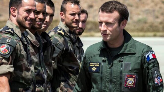 emmanuel-macron-se-met-de-nouveau-dos-les-militaires-sur-le-temps-de-travail