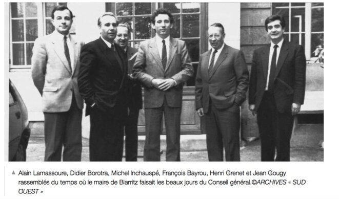 Image d'archive de Didier Borotra (deuxième en partant de la gauche) et François Bayrou. © Extrait de Sud-Ouest Image d'archive de Didier Borotra (deuxième en partant de la gauche) et François Bayrou. © Extrait de Sud-Ouest