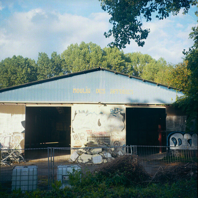 Façade du Moulin des Affaires pendant sa démolition (juin 2016) © Thomas Regdosz Façade du Moulin des Affaires pendant sa démolition (juin 2016) © Thomas Regdosz