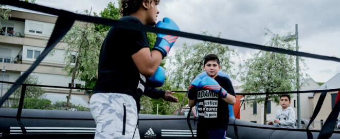 À Beaumont, l’après-midi en soutien à la famille Traoré encadré par des militaires