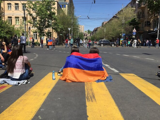 Arménie: les manifestants bloquent les transports