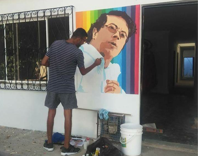 En El Banco, en la Costa Caribe, un hombre pinta un mural de Gustavo Petro En El Banco, en la Costa Caribe, un hombre pinta un mural de Gustavo Petro